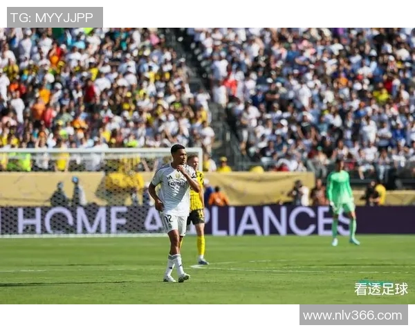 足球巨星意外入睡场面曝光 神秘休息背后隐藏的故事引发热议